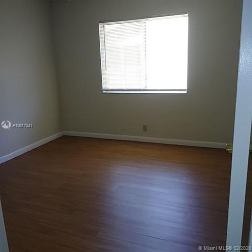 Building Photo - 1402 The Pointe Dr