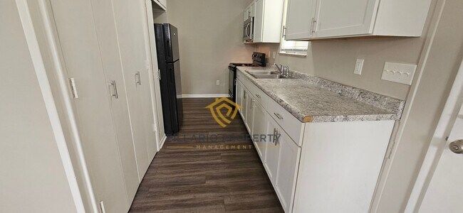 Building Photo - Renovated 1 Bedroom at Campbell Apartments Near Downtown Available Now!