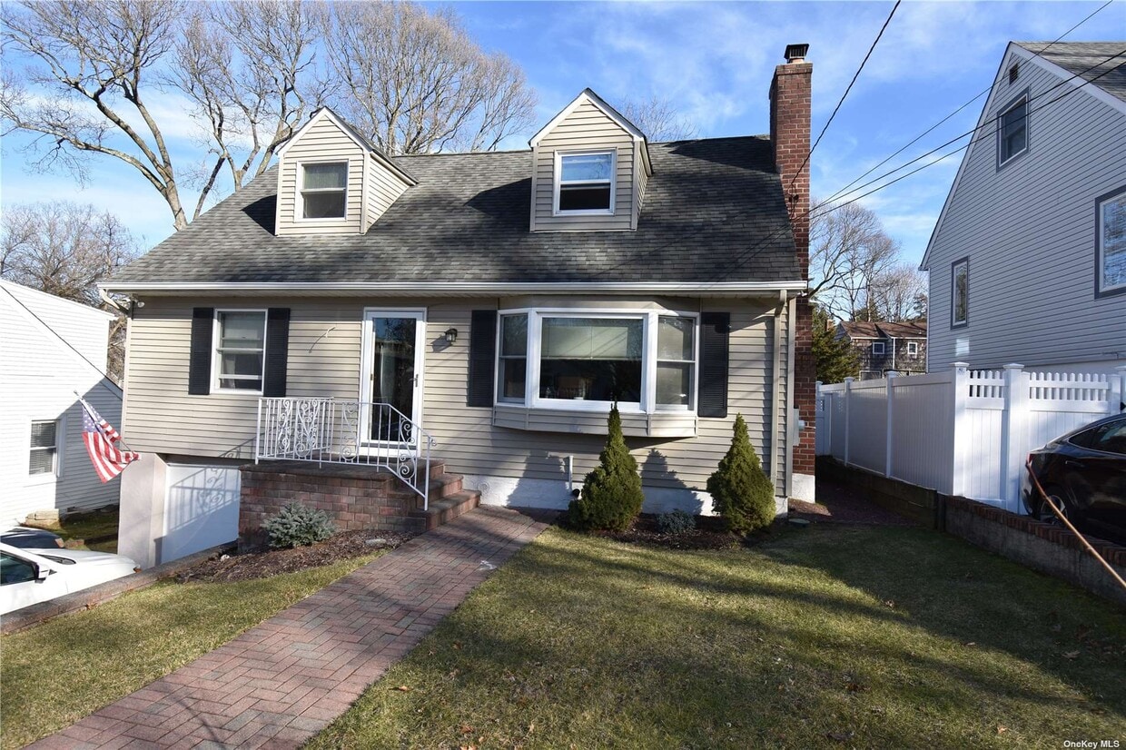 11 Spruce Dr, East Northport, NY 11731 Room for Rent in East