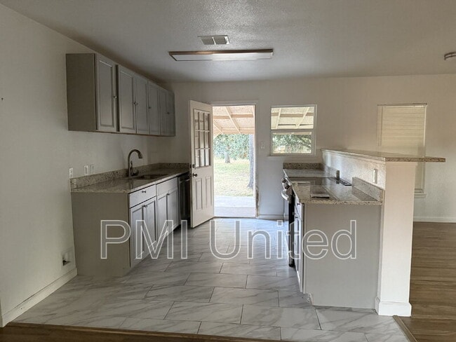 Building Photo - 224 E Oak Dr