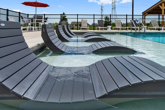 Piscina climatizada al aire libre y cristalina High Bluff - High Bluff Townhomes