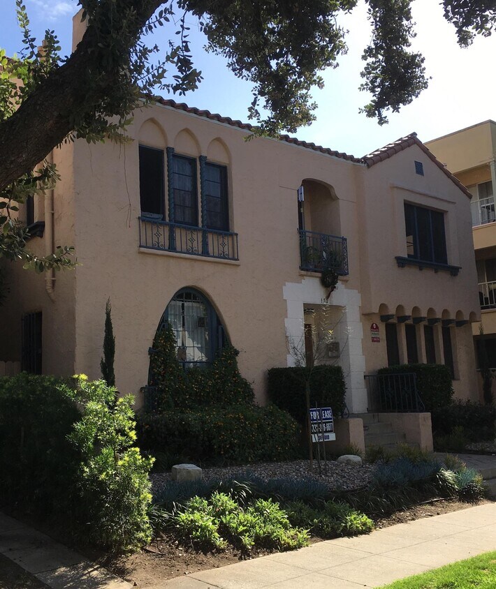 Primary Photo - 132 N Clark Dr