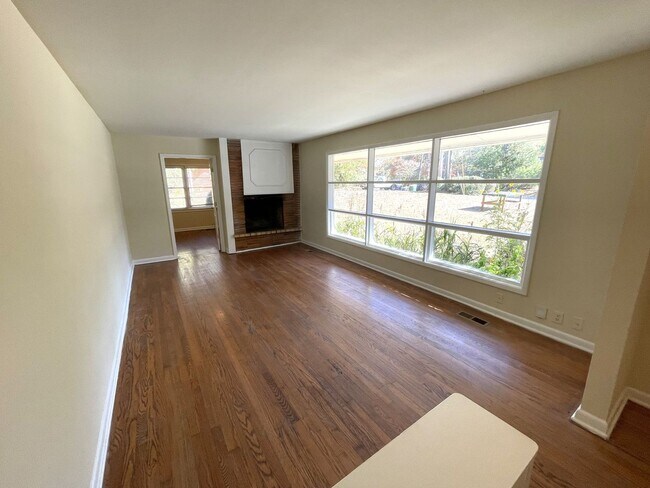 Foto del edificio - 5br House off S. Milledge (Available now for short term lease)
