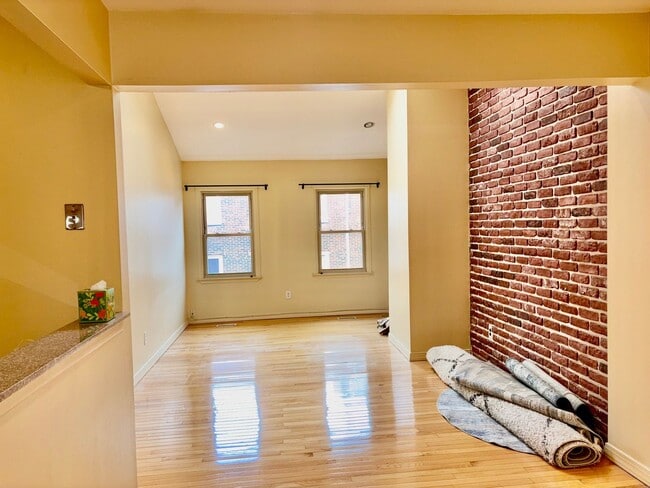 Building Photo - Queen Village 2bd w/ Parking and Private Deck