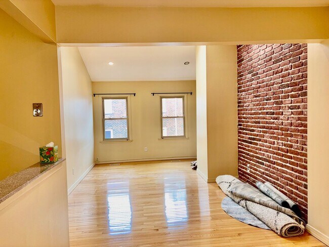 Foto del edificio - Queen Village 2bd w/ Parking and Private Deck