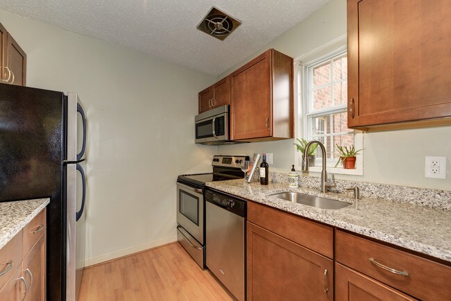 Kitchen 1 - 1618 W Abingdon Dr