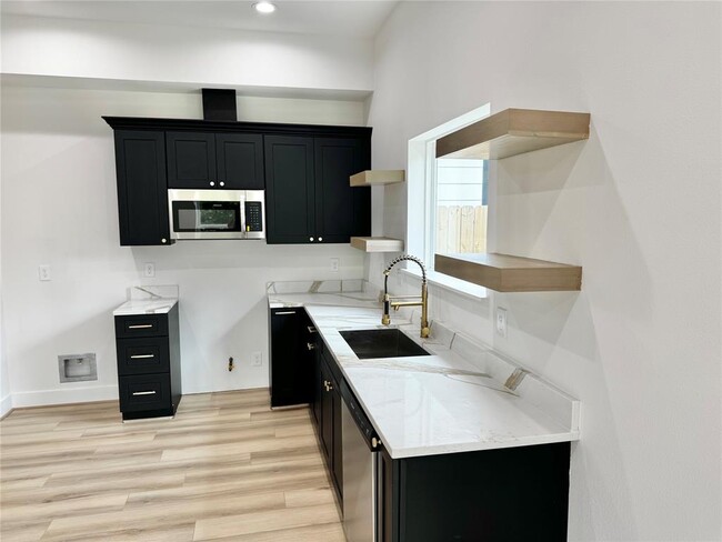 Building Photo - 2328 Wavell St