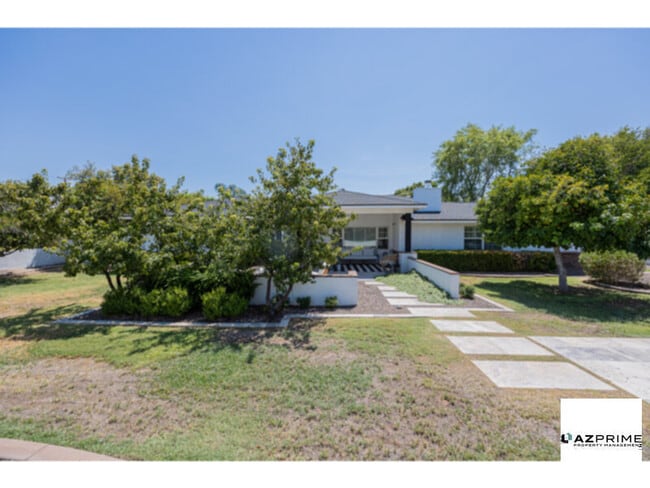 Building Photo - Welcome to this exceptional 4/3 Phoenix ho...