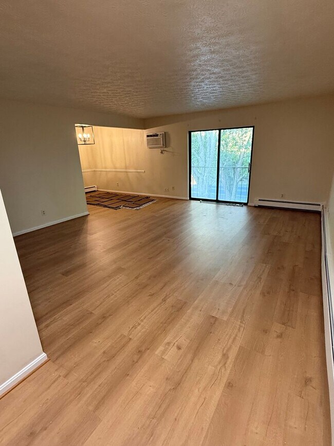 Foto del edificio - Remodeled, Canfield  2 Bedroom Apartment f...