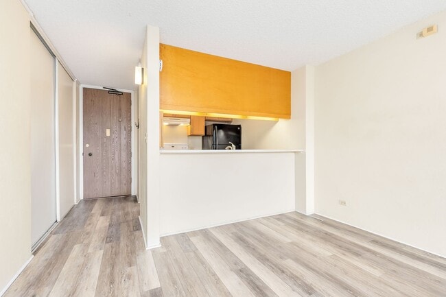 Building Photo - 2 bedroom 1 bath condo in Pearl 1 with 1 covered parking
