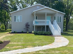 Building Photo - 8911 E Circle Dr N