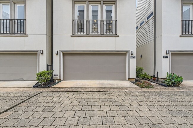 Building Photo - 407 N Nagle St