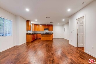 Building Photo - 4848 Oakwood Ave