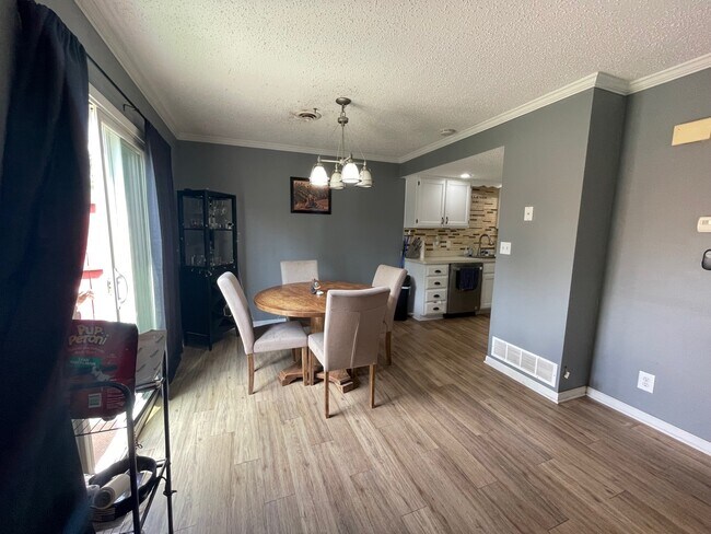 Foto del edificio - 540 Tamerisk Dr