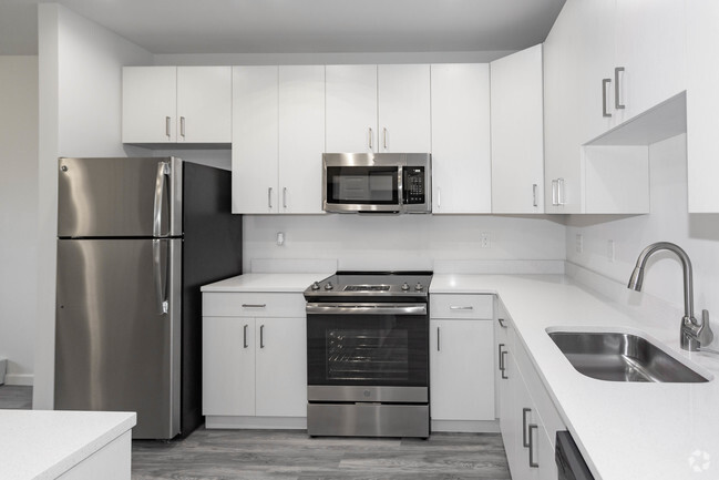 2BR,2.5BA -1775SF Kitchen - Echo Pond Luxury Apartments