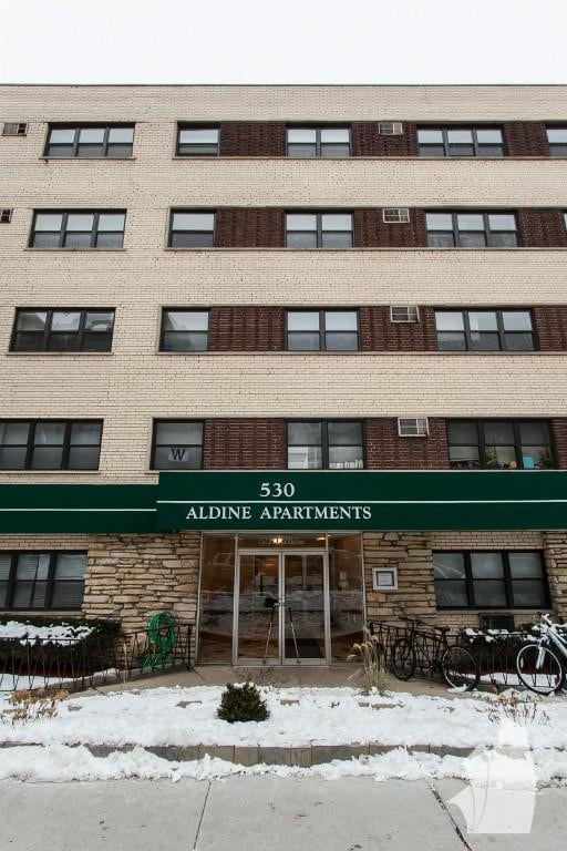 Building Photo - 530 W Aldine Ave