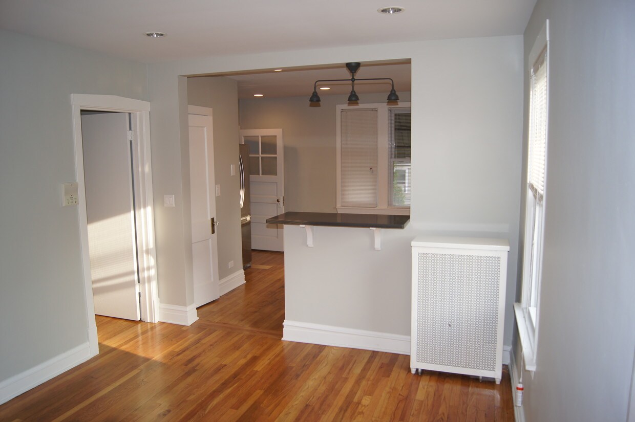 Primary Photo - 2251 W Montrose Ave