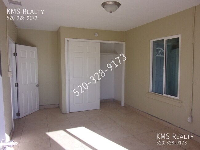 Building Photo - 3 bedroom 1.5 Bath home- 220 W Delano Stre...