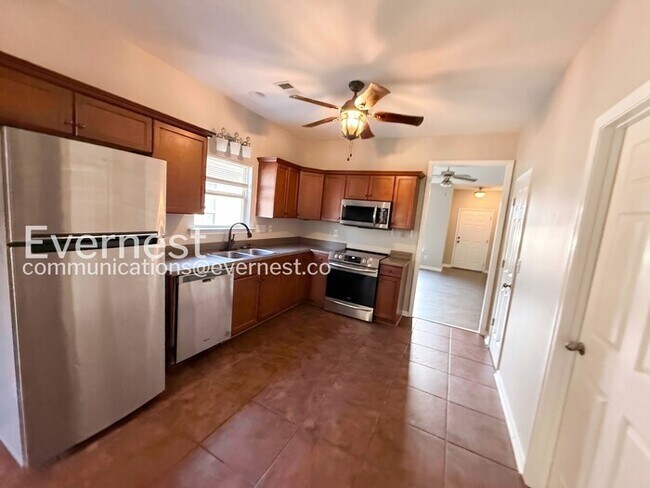 Foto del edificio - 3-Bed/2-Bath Home with Fenced Yard/Available Now!