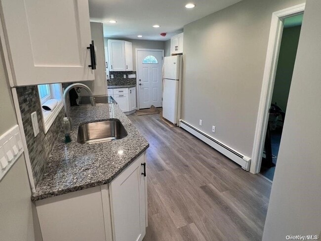 Building Photo - 253 E 17th St