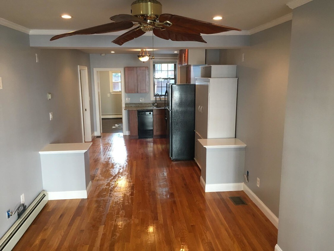 Primary Photo - Luxury 1 Bedroom In Southie Brownstone