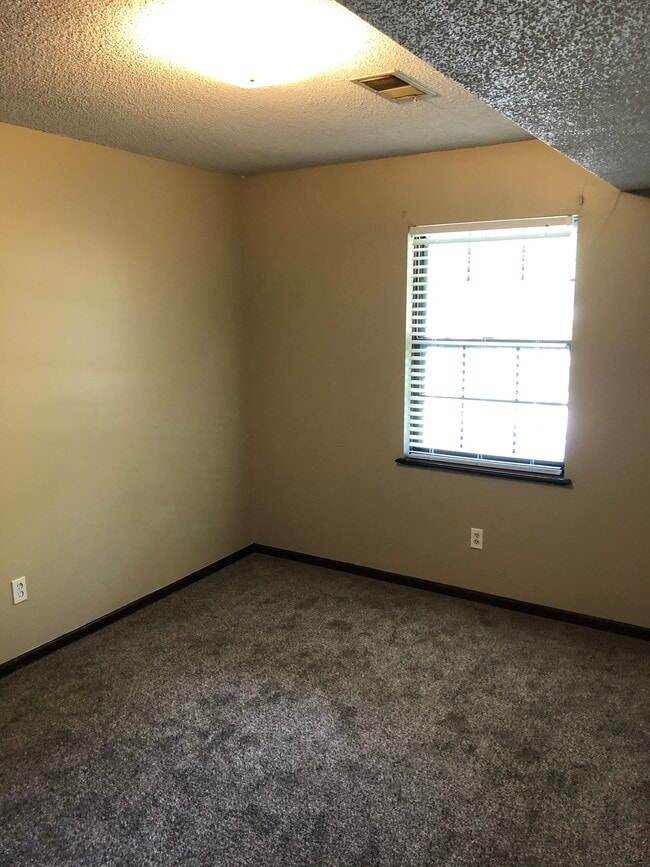 Building Photo - Blue Springs Quad