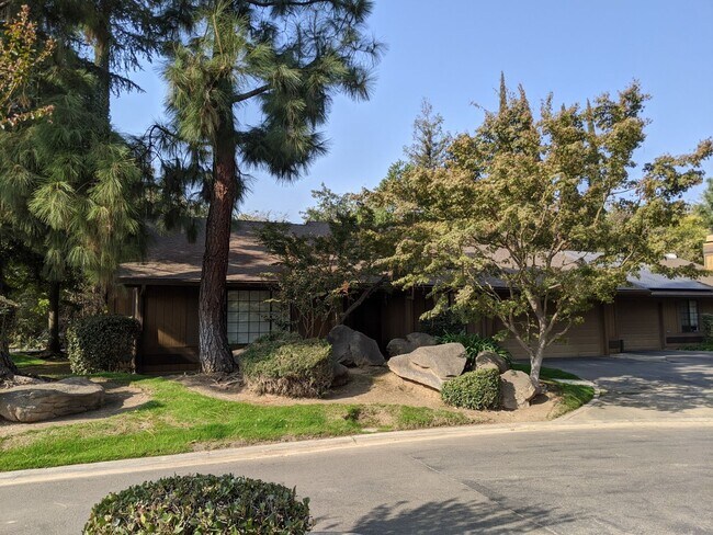 Foto del edificio - Spacious Bullard Area condo, recently upda...