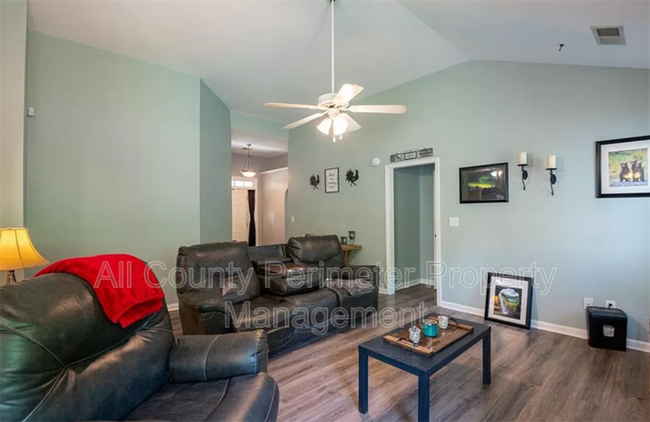 Building Photo - 708 Riverside Dr