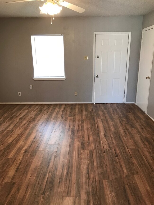 Building Photo - Updated 3 bedroom home sitting on 1 acre in Tuscola!!