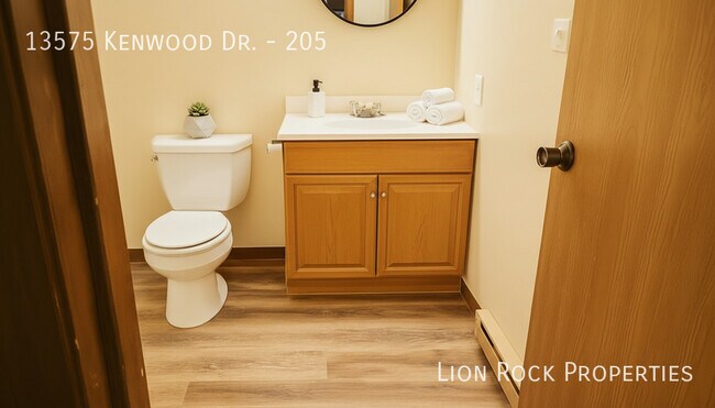 Foto del edificio - 13575 Kenwood Dr N