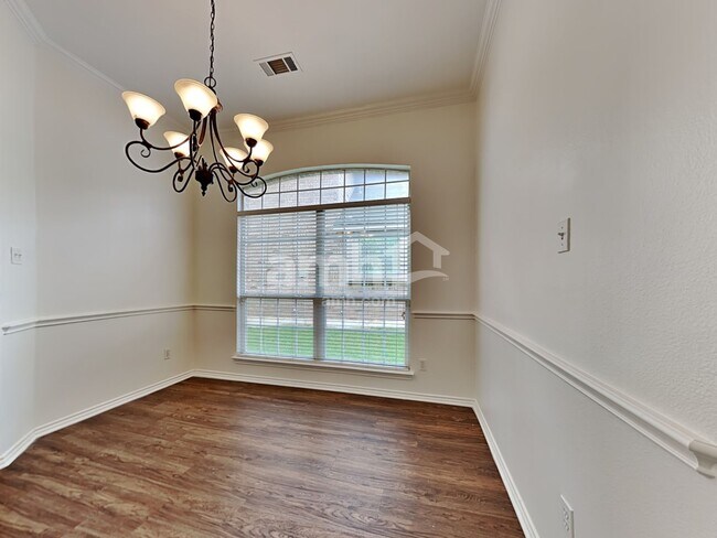 Foto del edificio - 6308 Fall River Dr