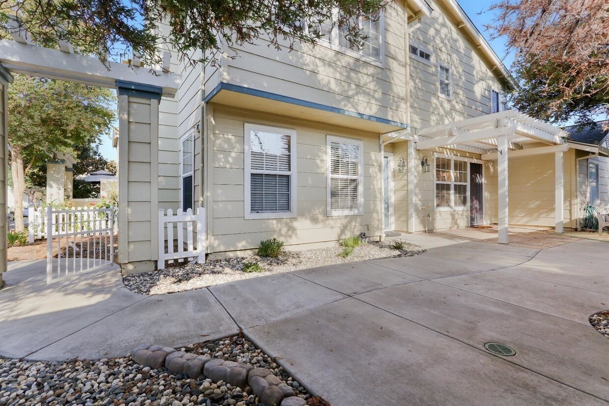 Primary Photo - 742 Breezewood Ct
