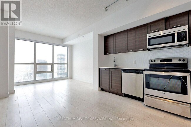 Photo du bâtiment - 2220 Lake Shore Blvd W