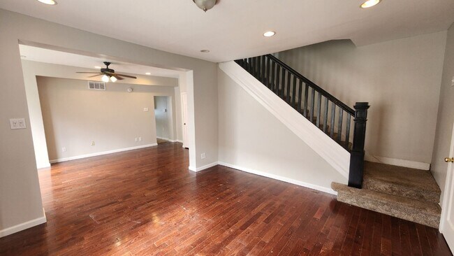 Foto del edificio - Corner 1st and 2nd flr. unit with central ...