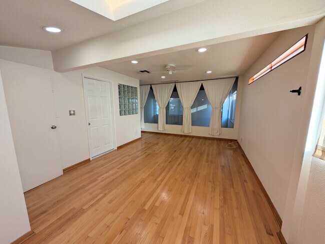 Foto del edificio - 12815 Caswell Ave