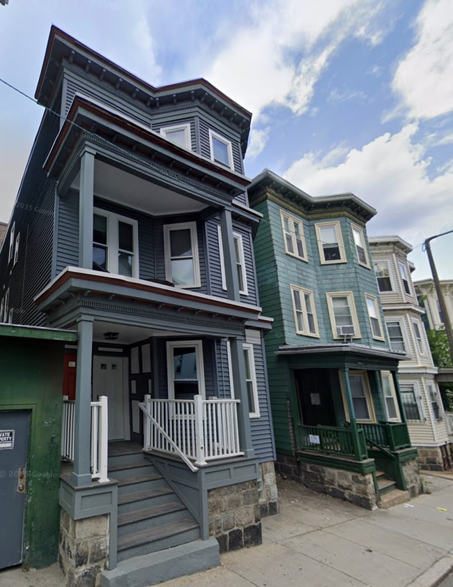 Building Photo - 739 Parker St