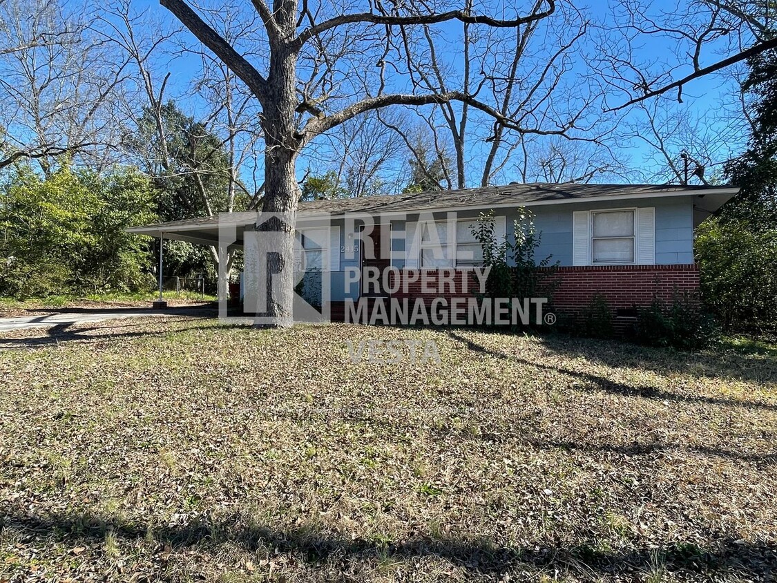 Foto principal - Charming Three Bedroom Home in South Macon