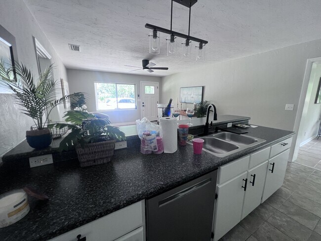 Foto del edificio - 3857 W University Ave