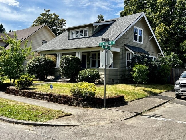 Building Photo - Charming Home Near Downtown Milwaukie
