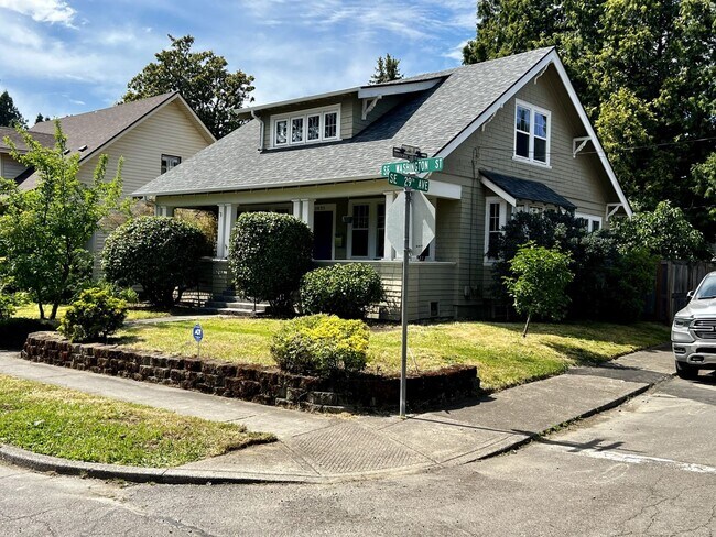 Foto del edificio - Charming Home Near Downtown Milwaukie