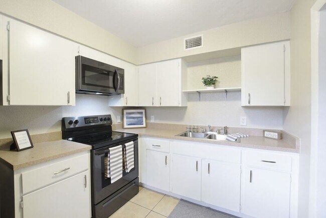 Building Photo - Fully Renovated 2 Bedroom in Sanford