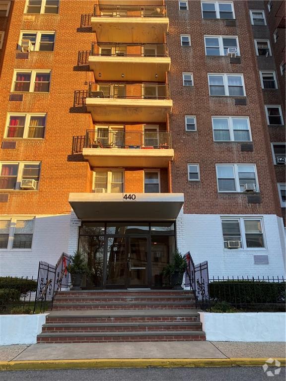Building Photo - 440 Warburton Ave