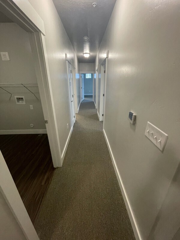 Building Photo - 368 750 N