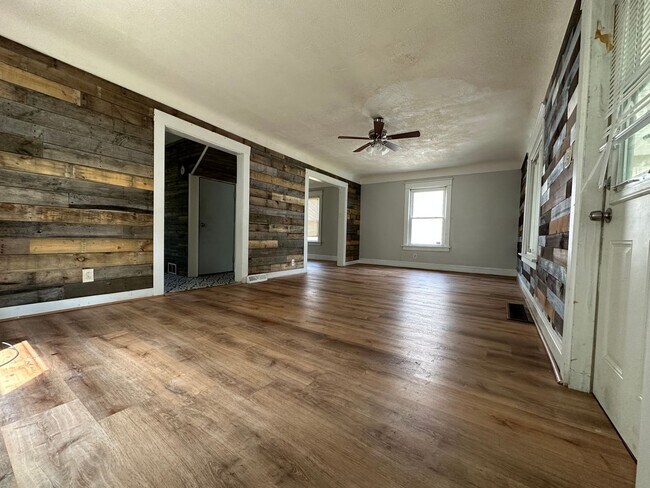 Building Photo - CLE Single Family Home For Rent