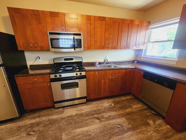 Foto del edificio - 2 Bed 1 Bath Townhouse for Rent in Lawrenc...