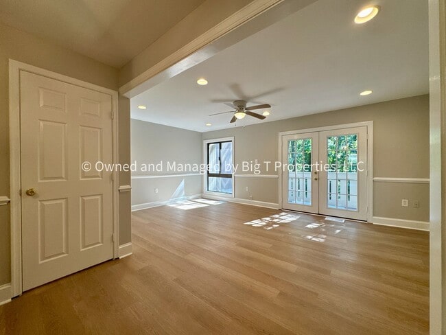 Foto del edificio - Beautifully updated huge townhouse in Wood...
