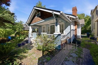 Building Photo - 523 N Pine St