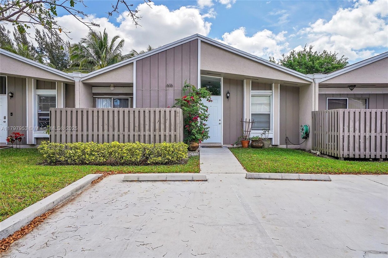 Foto principal - 616 Woodgate Cir
