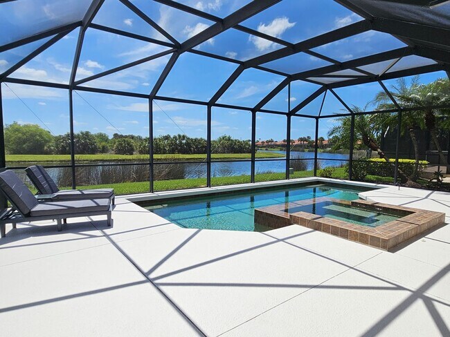Foto del edificio - Seasonal Short-Term 3 Bedroom 2 Bathroom Heated Pool Home located in Venetian Club & River Club!