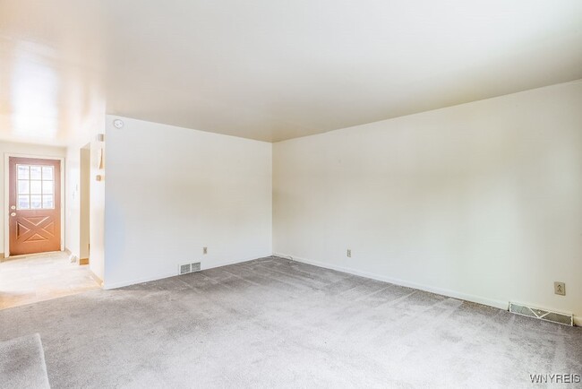 Building Photo - 140 Ayrault Dr